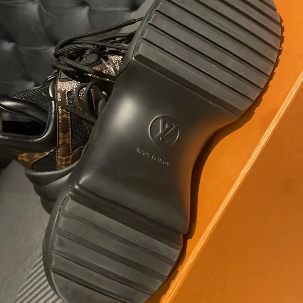 Louis Vuitton - Picture 2 of 11
